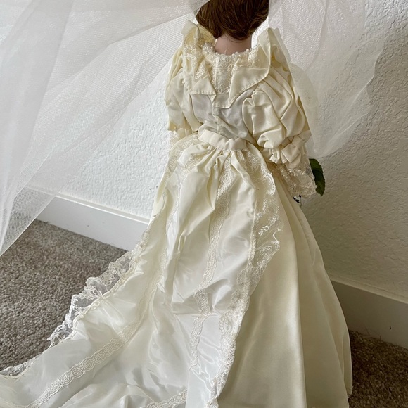 The Princess Diana Bride Doll - Picture 5 of 11